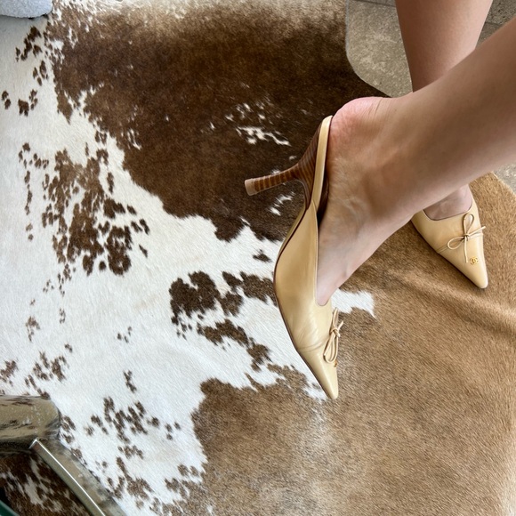 Vintage Chanel CC Beige Leather Bow Mule Heels - Picture 11 of 15